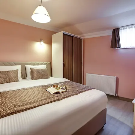 Seven Roses Hotel *