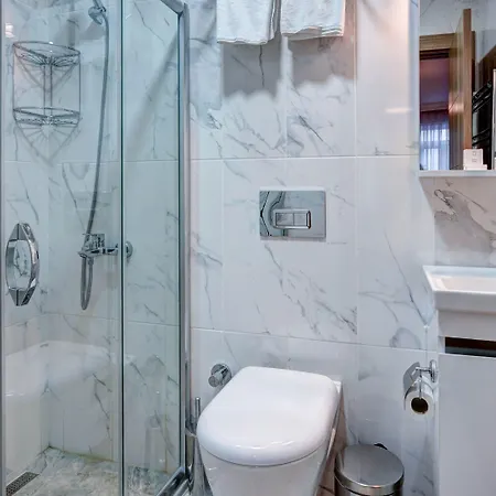 Seven Roses Hotell *